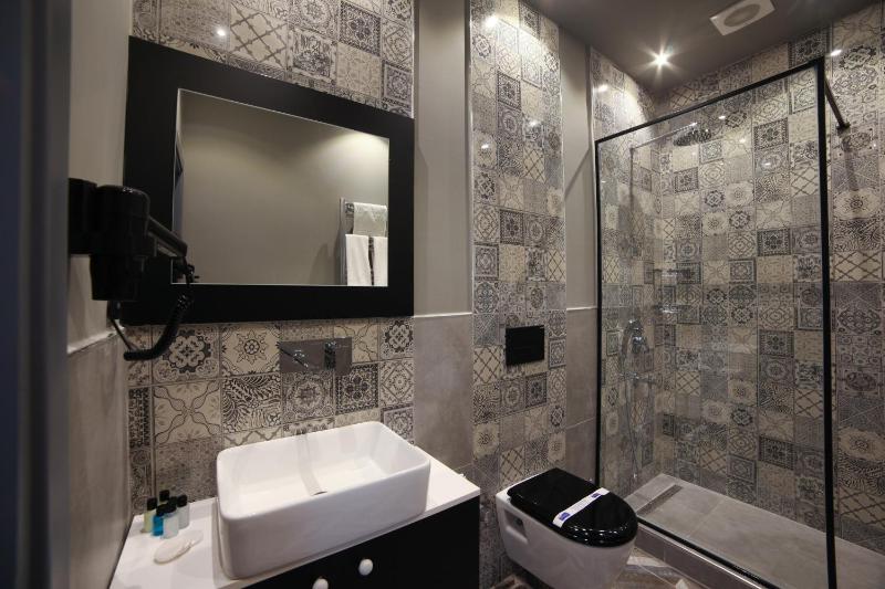Executive Suite with Hot tub and Fireplace image 2