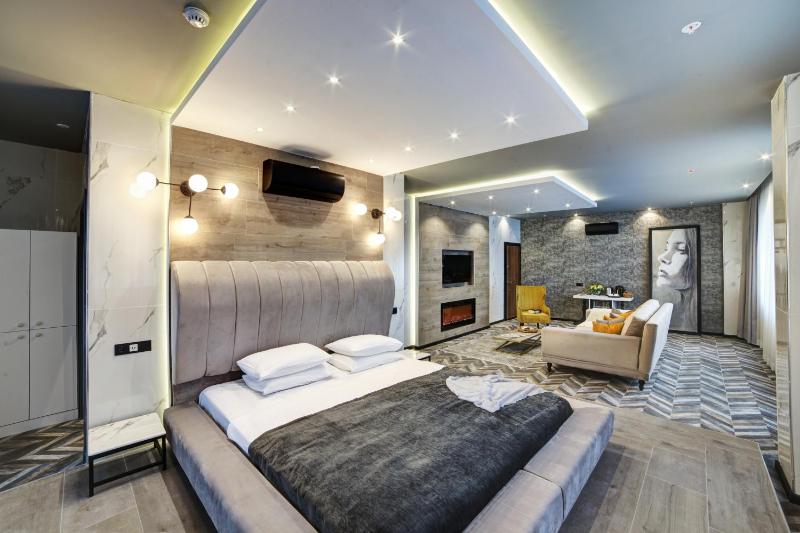 Executive Suite with Hot tub and Fireplace image 4