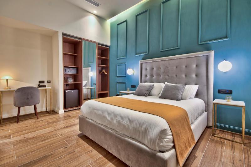 Deluxe Double Room 1st Floor Window facing internal Courtyard 4 image 4