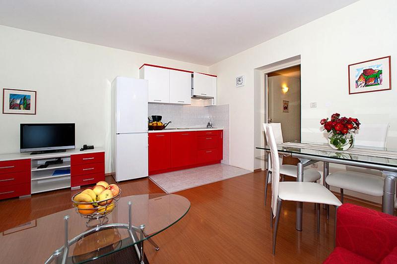 One-Bedroom Apartment image 2
