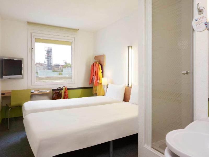 Standard Twin Room image 3