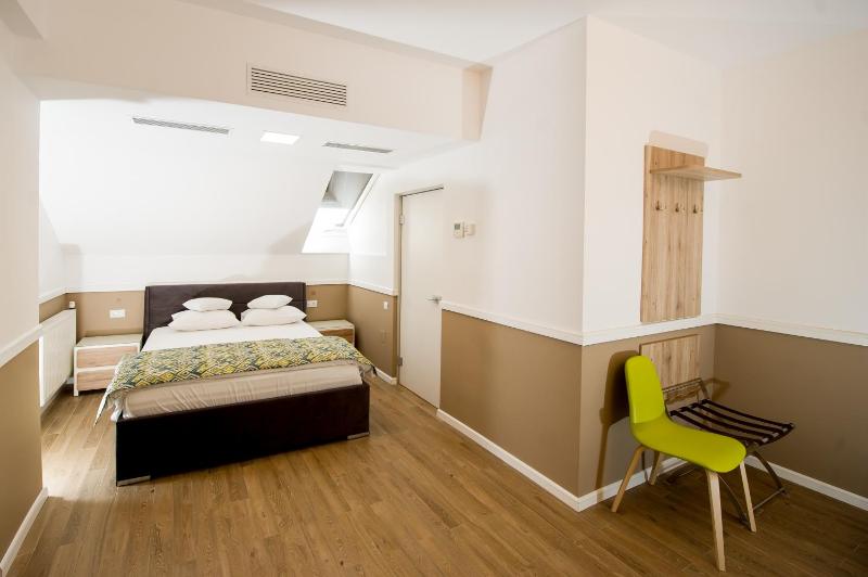 Double Room image 3