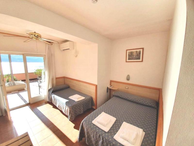 Twin Room with Private Bathroom image 4