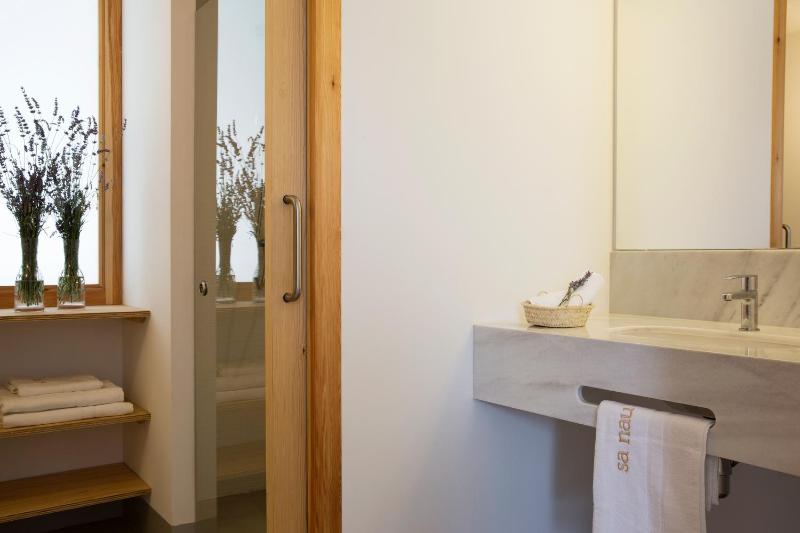 One-Bedroom Apartment image 2
