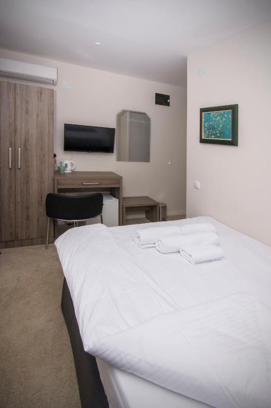 Economy Double Room image 3