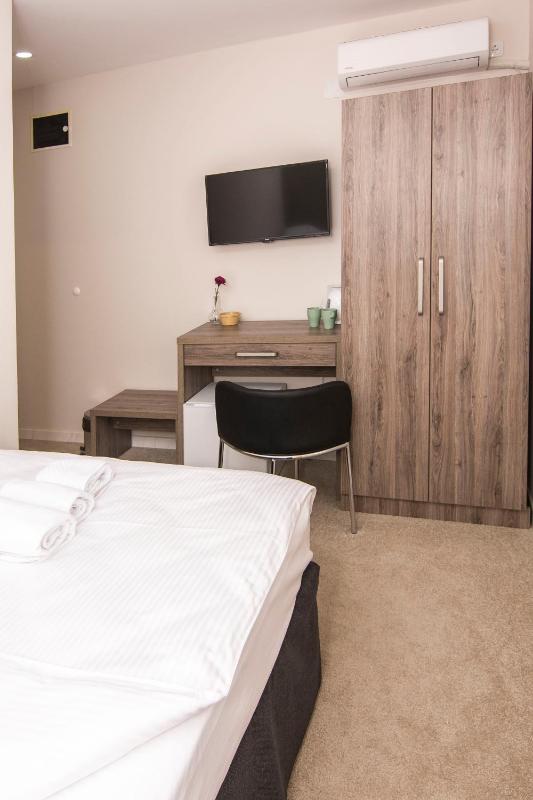 Economy Double Room image 3