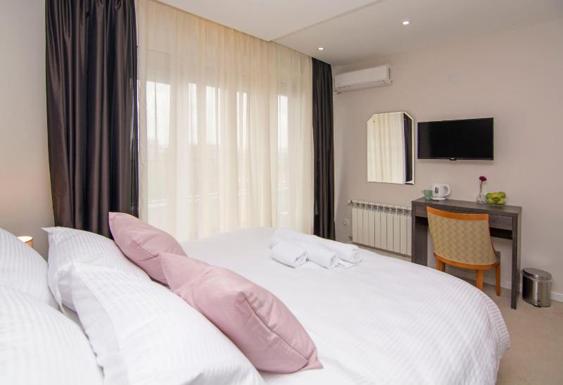 Deluxe Double Room with Balcony image 4