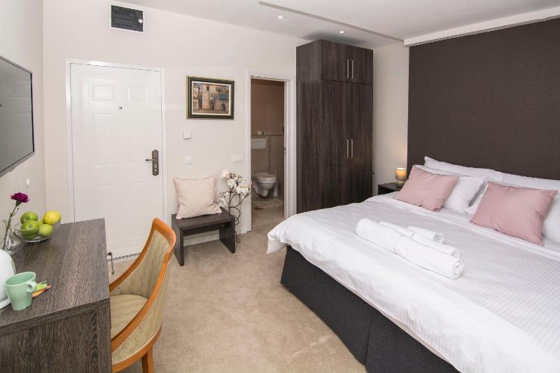 Deluxe Double Room with Balcony image 3