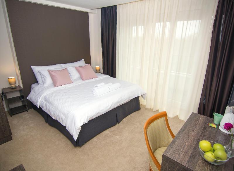Deluxe Double Room with Balcony image 2