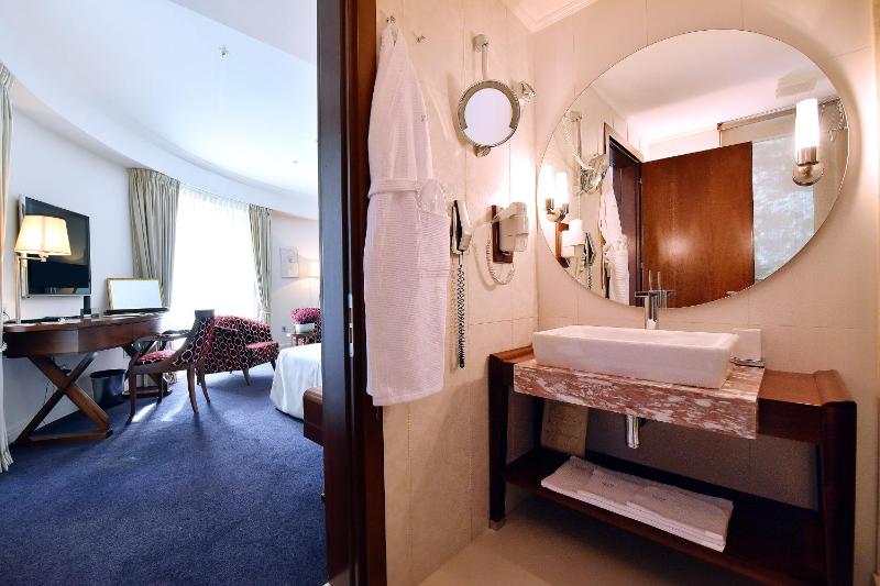 Deluxe Double Room image 2