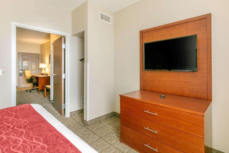 King Suite with Sofa Bed - Accessible/Non-Smoking image 3