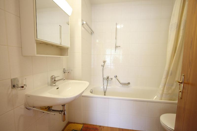 Three-Bedroom Apartment / 7 image 3