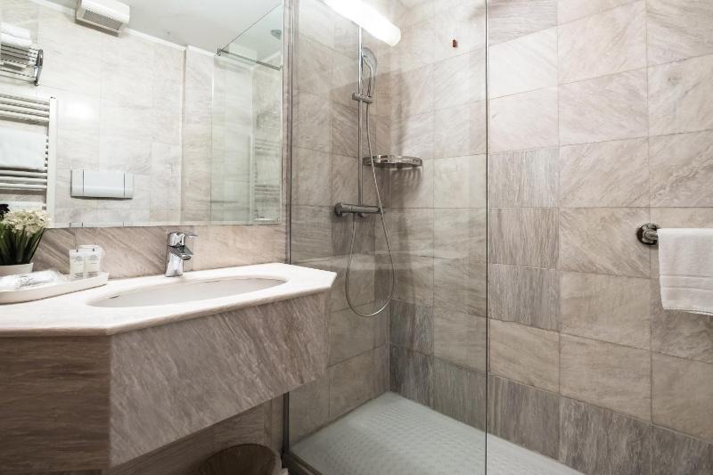 Economy Double Room image 3