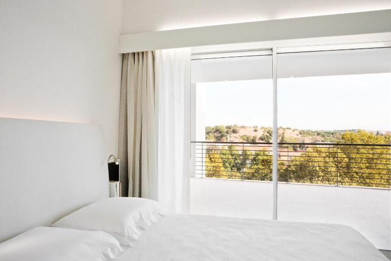 Classic Double Room with Balcony image 2