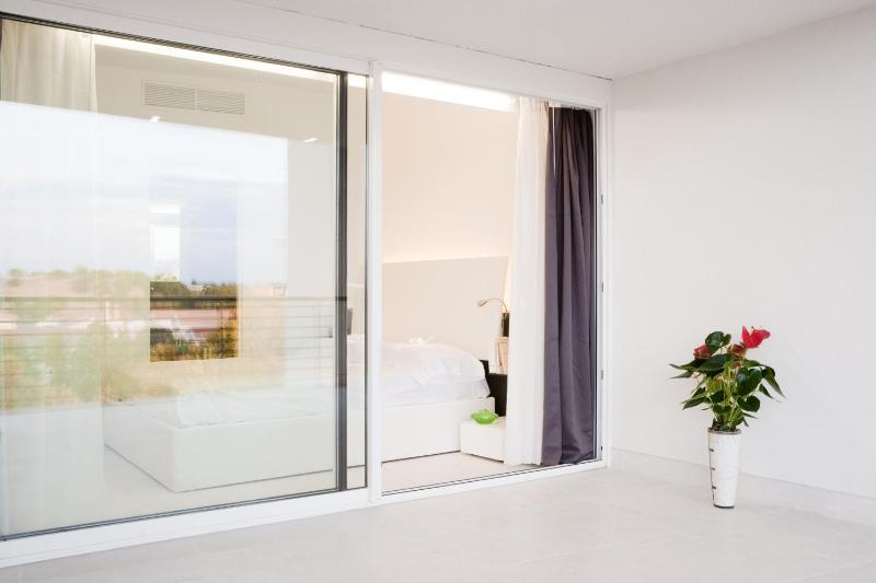 Triple Room with Balcony image 3