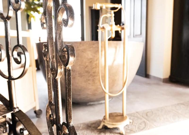 Deluxe King Suite image 2