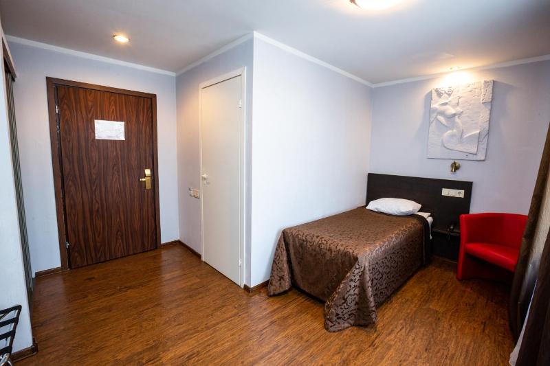 Single Room image 3