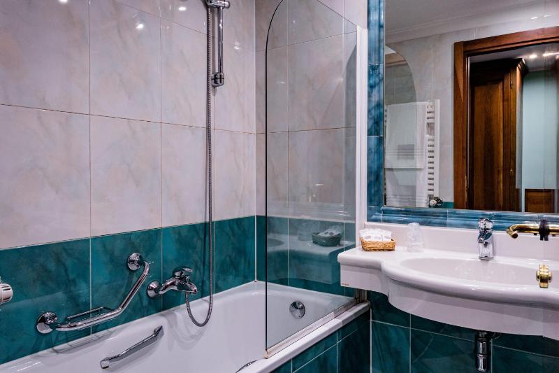 Standard Triple Room image 4