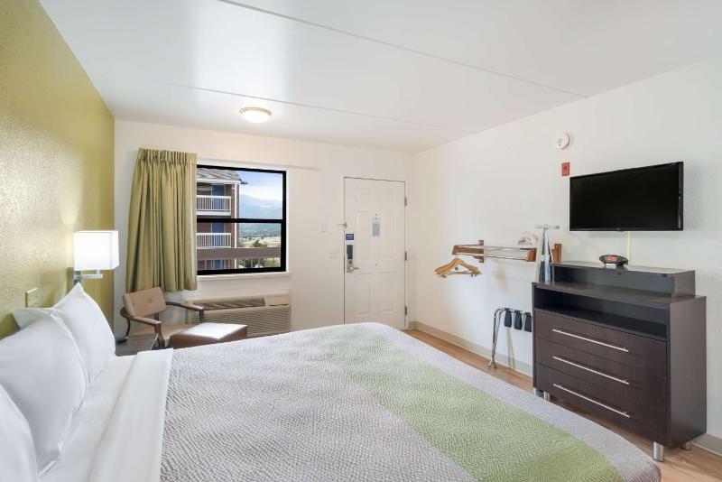 Deluxe King Room - Non-Smoking image 2