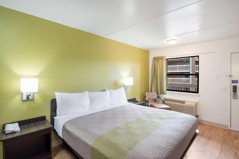 Deluxe King Room - Non-Smoking image 2