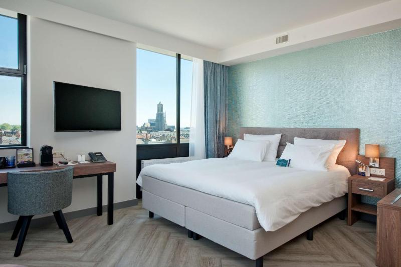 Velvet Wellness King Room with City Spa Access image 4