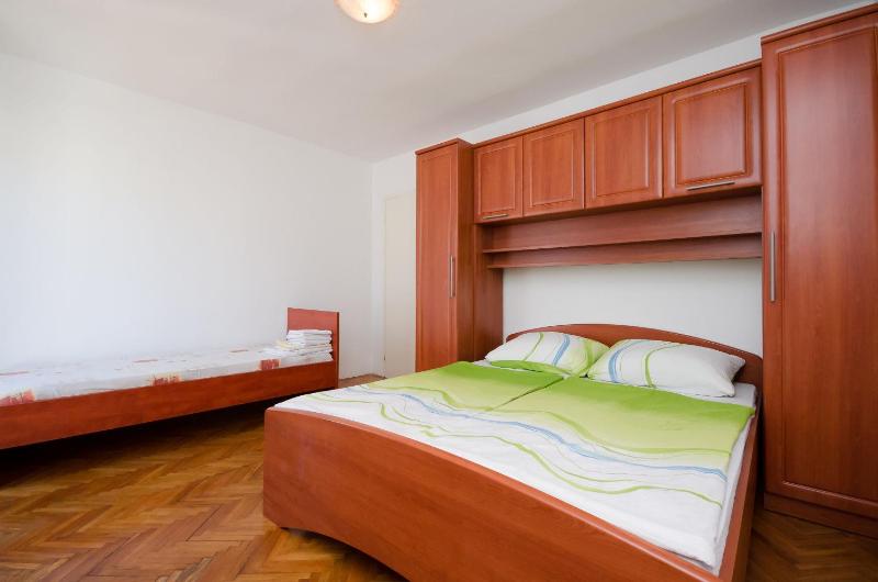 One-Bedroom Apartment image 3