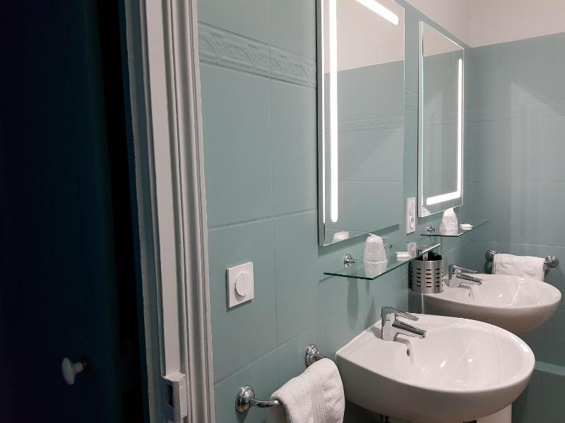 Privilege Twin Room image 2