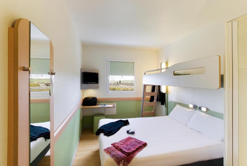 Classic Double Room image 2