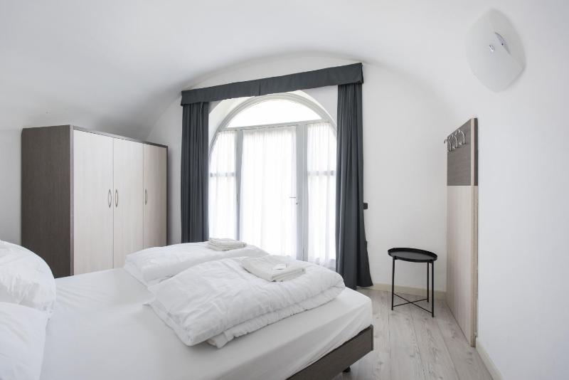 One-Bedroom Apartment - Penthouse (8 Adults) image 3