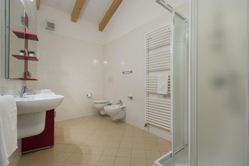 One-Bedroom Apartment - Penthouse (8 Adults) image 2