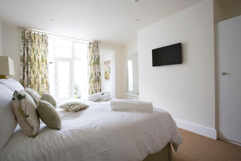 Deluxe Four Poster Room image 3