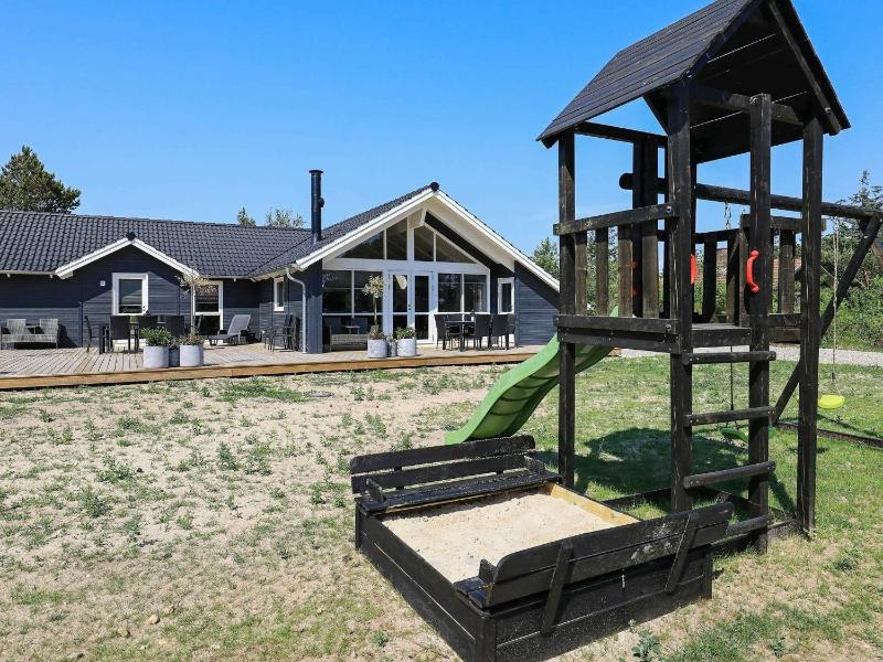 Four-Bedroom Holiday Home image 1