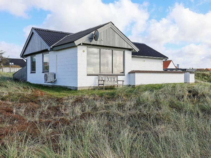 Three-Bedroom Holiday Home  image 1