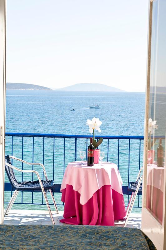 Triple Room with Sea View image 2