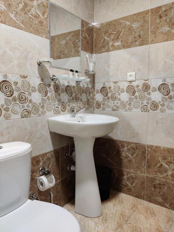 Large Double or Twin Room image 4