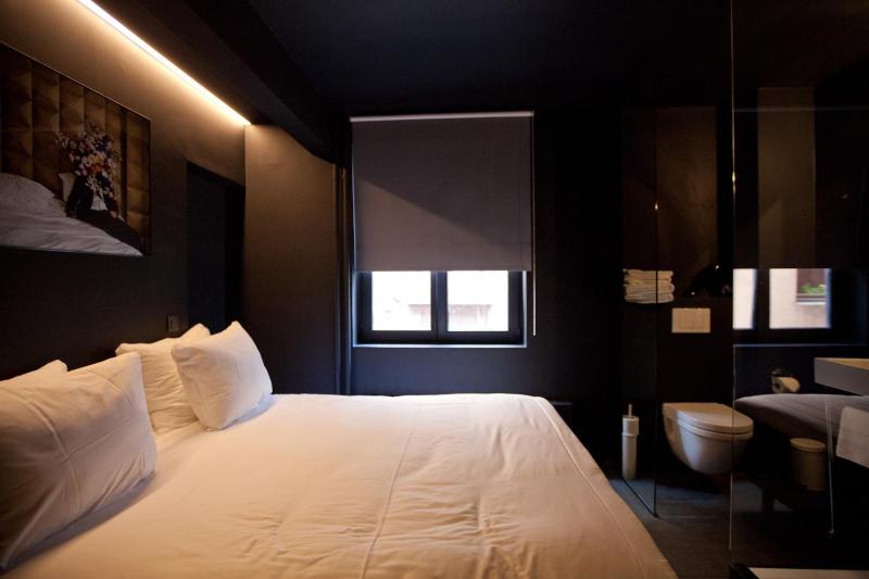 Small Double Room image 3