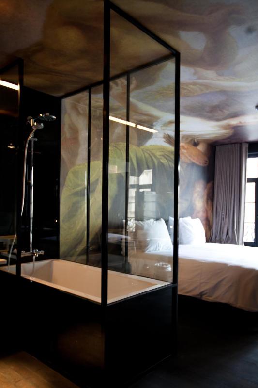 Deluxe Double Room with Air-Conditioning and Cathedral View image 3