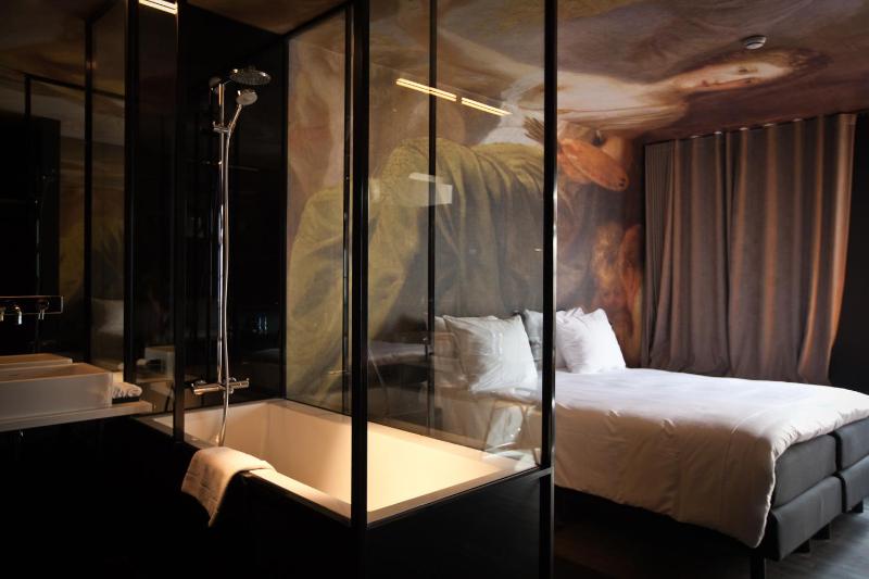 Deluxe Double Room with Air-Conditioning and Cathedral View image 2