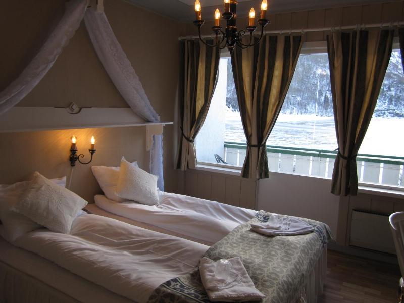 Double or Twin Room with Balcony image 3