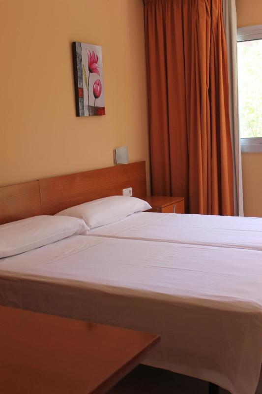 Twin Room with Private Bathroom image 2