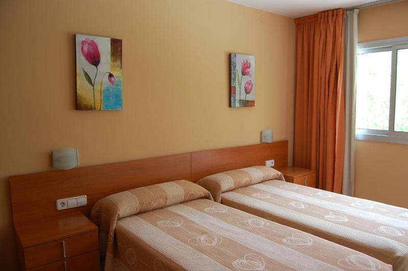 Twin Room with Private Bathroom image 3