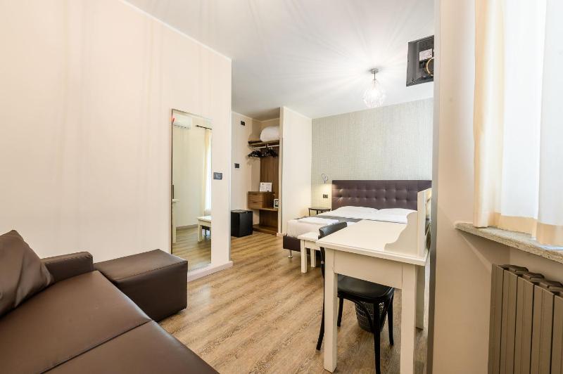 Deluxe Double Room image 2