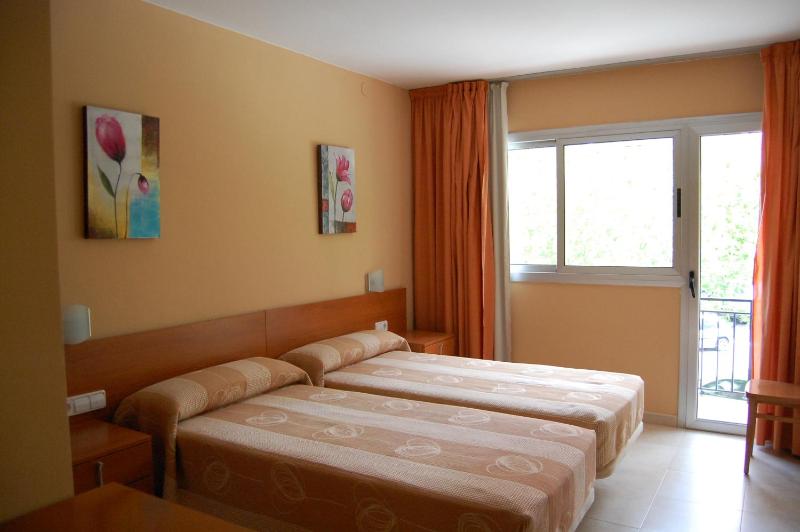 Twin Room with Private Bathroom image 4
