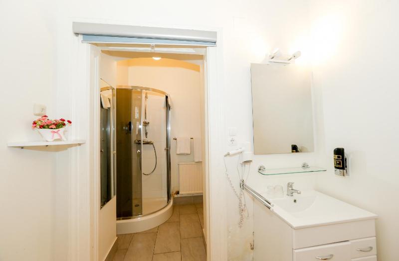 Double Room with Shared Toilet image 2