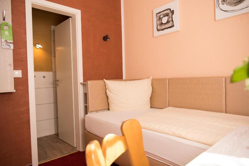 Standard Single Room image 3