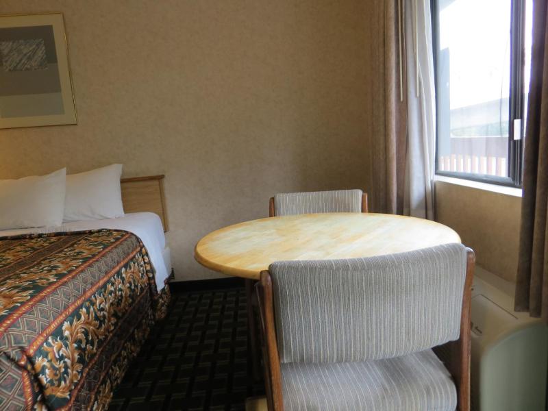 Queen Room with Two Queen Beds - Non-Smoking image 3