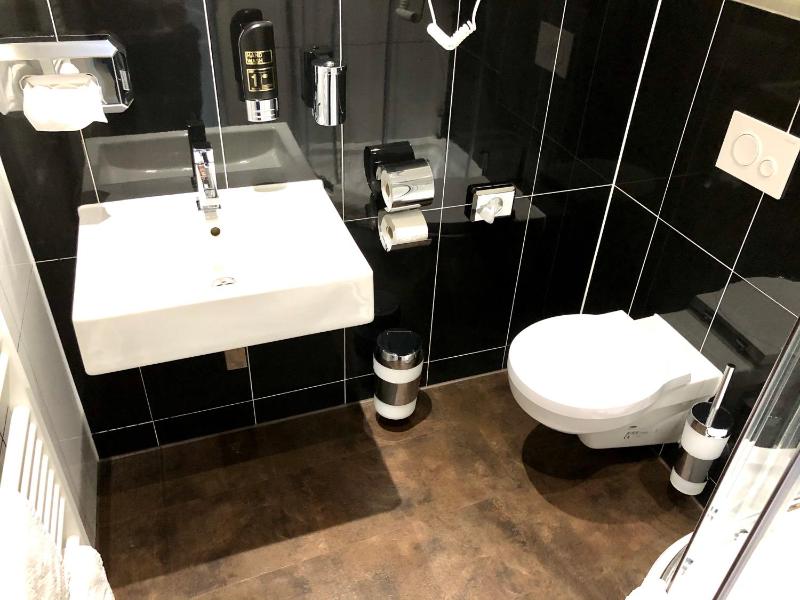 Standard Single Room image 3