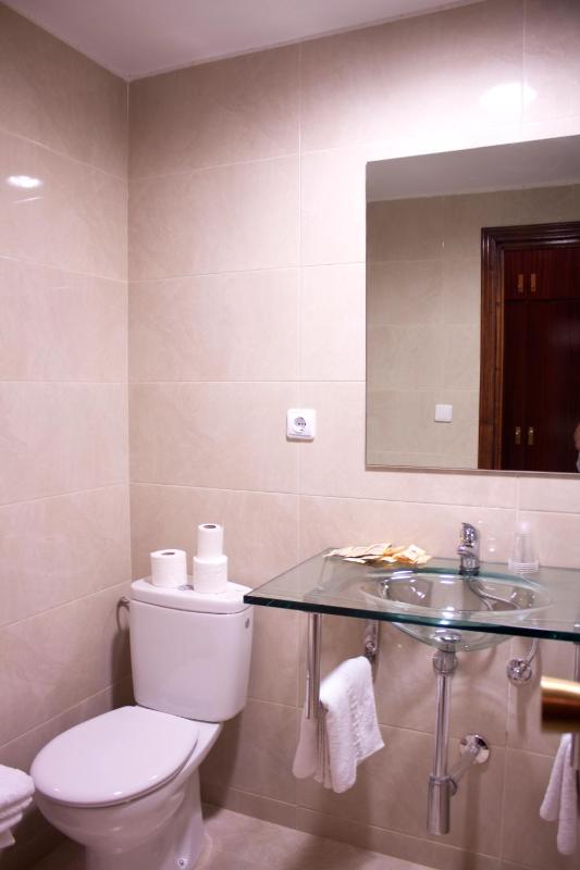Double Room with 2 Extra Beds image 4