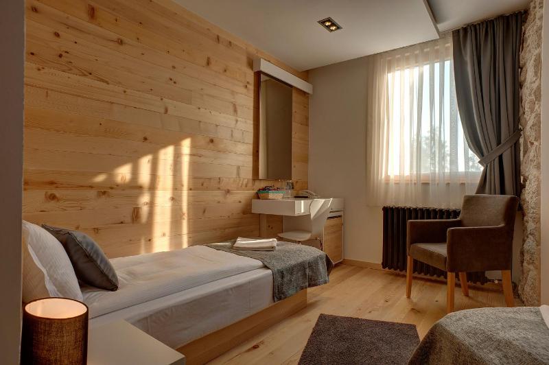 Twin Room image 4