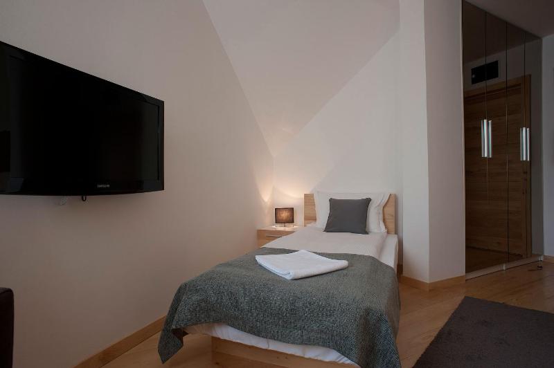 Twin Room image 3